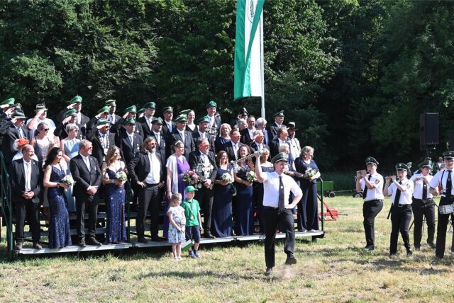 Der Samstag stand im Dorf Hervest im Zeichen des Abschieds vom amtierenden Königspaar Alexander Baldow und Antje Bartels. Am Nachmittag traten die Schützen gemeinsam mit der neuen Kinderkompanie zum Umzug durch das Dorf und zur letzten Parade vor dem scheidenden Königspaar an.