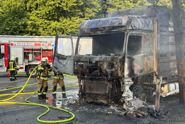 Ein Lkw aus Belarus ist an der Raststätte Hohe Mark am frühen Samstagabend ausgebrannt.