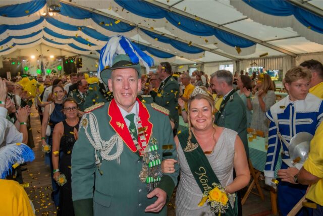 Das amtierende Königspaar Klaus Lehmacher und Sarah Balke beim Königsball der Halterner Schützenglide am Samstagabend (21.6.2025) im Festzelt.