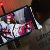 Ein Telenotarzt verfolgt via Videocall einen Einsatz