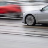 Schnell fahrendes Auto mit Unschärfe