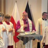 Weihbischof Rolf Lohmann segnete das neue Pfarrheim St. Marien in Recklinghausen-Süd am Samstag (21.6.) ein. Die jungen Messdiener lauschten andächtig.