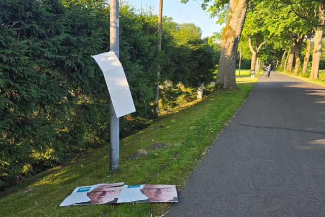 Abgerissene Wahlplakate von Fred Toplak liegen in Herten-Scherlebeck am Boden.