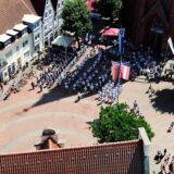 Bilder der Drohne aus der Luft auf die Musikzüge auf dem Markt.