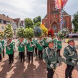 Am Sonntagmittag (22.6.2025) gab es vor der Alten Rathaus wurde für das amtierende Königspaar, als Dank für die vergangene Regentschaft einen Blumengruß, prall und farbenprächtiger Blumenschmuck in Füllhörnern jeder Kompanie. Zum Abschluss zog die große Parade vor dem Königspaar und den Gästen auf der Tribüne über den Platz.