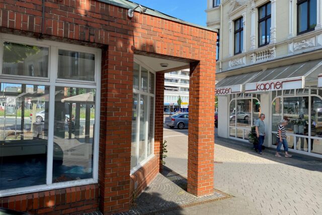 Der Pavillon in der Hertener Fußgängerzone, dahinter die Schaufenster-Front von Betten Kapner.