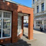 Der Pavillon in der Hertener Fußgängerzone, dahinter die Schaufenster-Front von Betten Kapner.