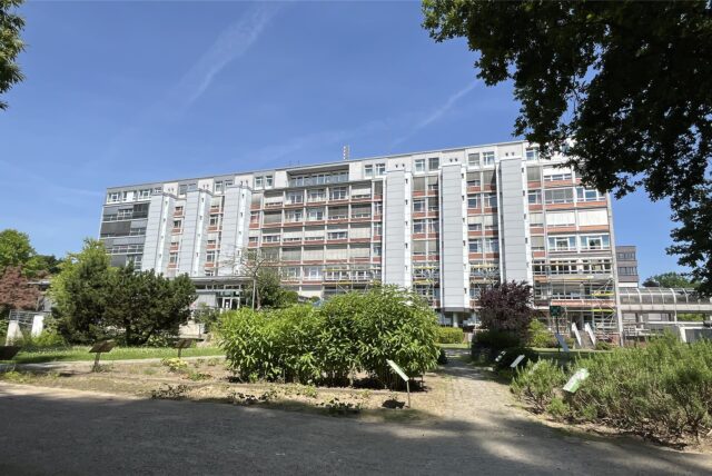 Die Paracelsus-Klinik von außen.