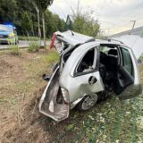 Aus diesem völlig zerstörten Wagen barg die Feuerwehr in Recklinghausen die drei Kinder und die Person am Steuer.