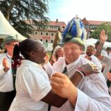Stephan Speikamp, neuer Schützenkönig von Lippramsdorf, lässt sich von seinen Schützenkameraden feiern.