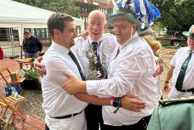 Bennet Berse, Klaus Lehmacher und Dennis Eltig nach dem Siegerschuss (v.l.I