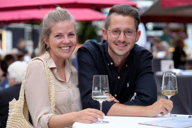 Zwei Gäste trinken Wein auf dem Weinsommer auf der Friedensplatz in Dortmund