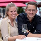 Zwei Gäste trinken Wein auf dem Weinsommer auf der Friedensplatz in Dortmund