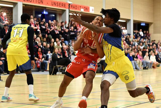 Gabriel Jung wird auf dem Weg zum Korb hart bedrängt
