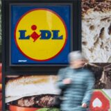 Eine Passantin geht an der Außenwerbung einer Lidl-Filiale vorbei.