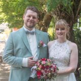 Tanja (geborene Flenker) und Dennis Dibbern haben bei einer standesamtlichen Zeremonie im Parkbad Süd geheiratet.