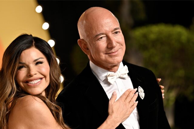 Lauren Sánchez und Jeff Bezos kommen zu einer Oscar Party.
