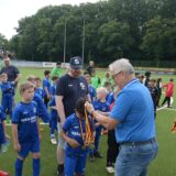 Hannes Kemper verteilt Medaillen