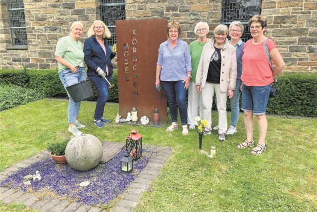 Sieben Frauen rund um den Gedenkort „Moseskörbchen“ auf dem Waltroper Friedhof.
