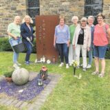 Sieben Frauen rund um den Gedenkort „Moseskörbchen“ auf dem Waltroper Friedhof.