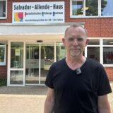 Geschäftsführer Martin Töben steht vor dem Eingang des Salvador-Allende-Hauses am Haardrand in Oer-Erkenschwick.
