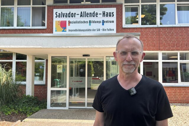 Geschäftsführer Martin Töben steht vor dem Eingang des Salvador-Allende-Hauses am Haardrand in Oer-Erkenschwick.