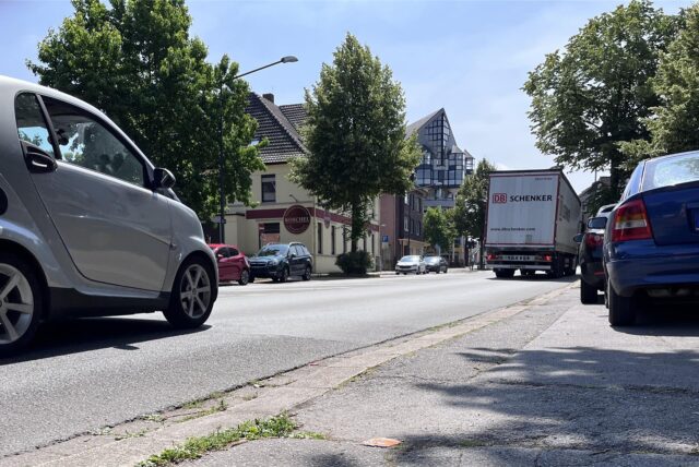 Teil der Feldstraße vor der Ampelkreuzung an der Langenbochumer Kranzplatte.