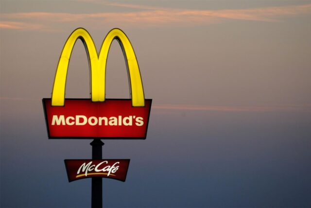 Ein McDonald’s-Schild im Abendlicht.