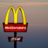 Ein McDonald’s-Schild im Abendlicht.