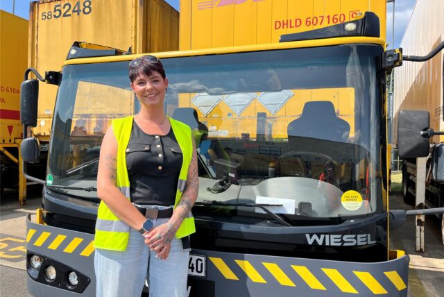 Tamara vor ihrem Wagen bei DHL in Dorsten