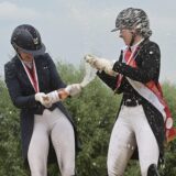 Siegerehrung mit Formel-Eins-Flair: Die ersten Drei der Westfälischen Meisterschaft in der Dressur – von links die Zweite Anna-Lena Vosskötter, Siegerin Sophie Büschkens und die Dritte Sabrina Geßmann   – ließen ordentlich die Korken knallen.
