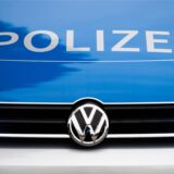 Auf der Motorhaube eines Streifenwagens steht der Schriftzug Polizei. (Symbolbild)