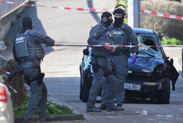 Beamte des Entschärfungsdienstes der Polizei vor dem Auto, mit dem am 3.3.2025 in Mannheim die Todesfahrt begangen wurde.