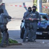 Beamte des Entschärfungsdienstes der Polizei vor dem Auto, mit dem am 3.3.2025 in Mannheim die Todesfahrt begangen wurde.