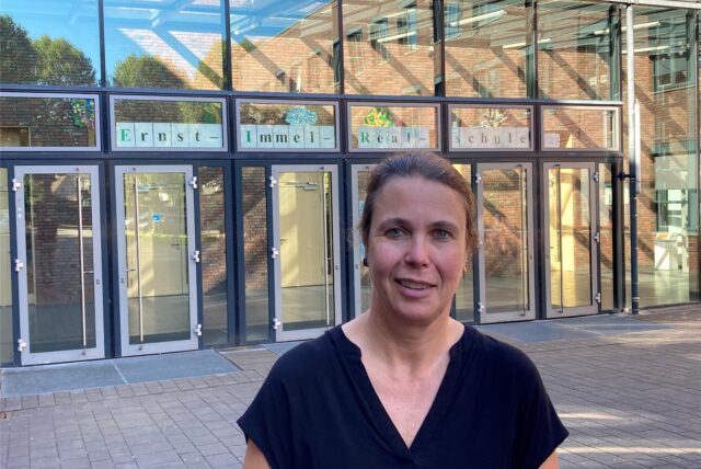 Schulleiterin Christina Köhn vor der Ernst-Immel-Realschule in Marl.