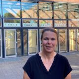 Schulleiterin Christina Köhn vor der Ernst-Immel-Realschule in Marl.