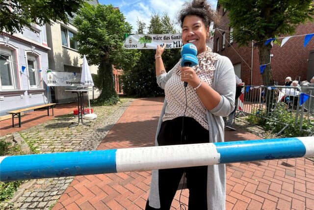 Eine Frau zeigt auf die Schanze.