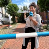 Eine Frau zeigt auf die Schanze.