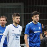 Spieler laufen ein.