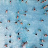 Viele Menschen in einem Schwimmbecken aus der Vogelperspektive