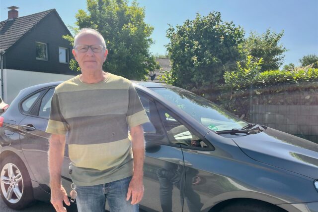 Walter Buschhaus kam mit dem Schrecken davon, als sein Auto in Dortmund mit einem Blumenkübel beworfen wurde.