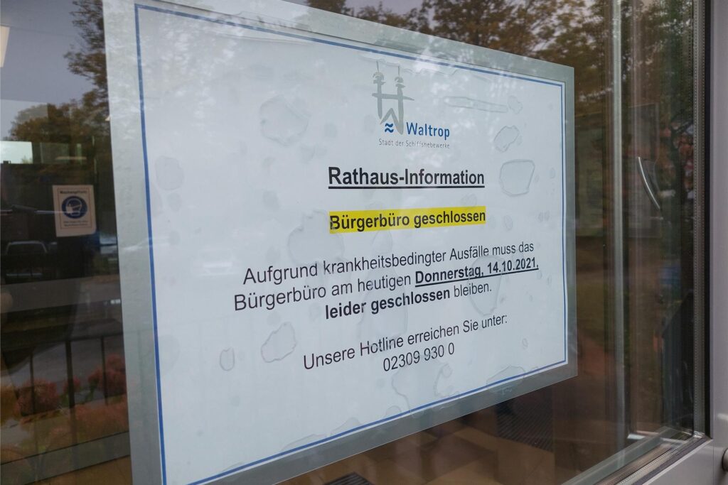 Ein Hinweisschild an der Rathauspforte kündigt an, dass das Bürgerbüro geschlossen ist. Ein Hinweisschild an der Rathauspforte kündigt an, dass das Bürgerbüro geschlossen ist.