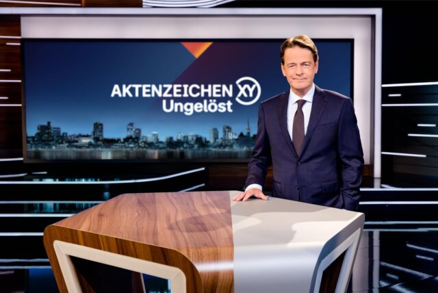 Moderator Rudi Cerne steht im Studio von „Aktenzeichen XY… ungelöst“.