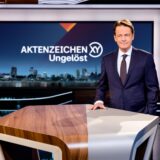 Moderator Rudi Cerne steht im Studio von „Aktenzeichen XY… ungelöst“.