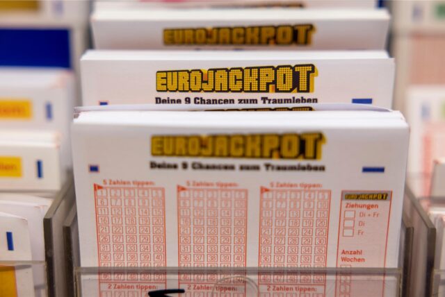 Eurojackpot-Tippscheine stehen in einem Regal in einer Lotto-Annahmestelle.