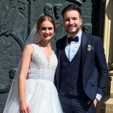 Patrizia und Eduard Alles stehen nach ihrer Trauung auf den Stufen der St. Martinus-Kirche in Herten-Westerholt.