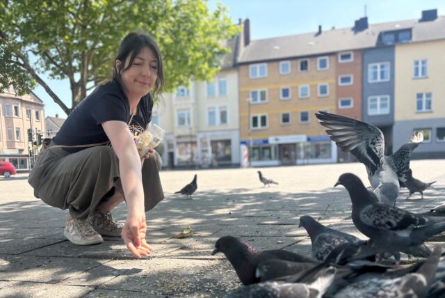 Stefanie Bartosch vom Verein Ruhrpottmöwen füttert Tauben am Berliner Platz.