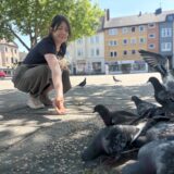 Stefanie Bartosch vom Verein Ruhrpottmöwen füttert Tauben am Berliner Platz.