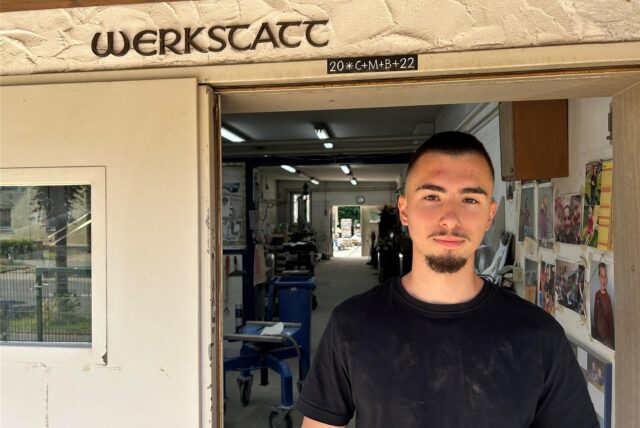 Konstantin Velikov (19) steht vor der Werkstatt von Grabmale Vogt in Oer-Erkenschwick.