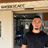 Konstantin Velikov (19) steht vor der Werkstatt von Grabmale Vogt in Oer-Erkenschwick.